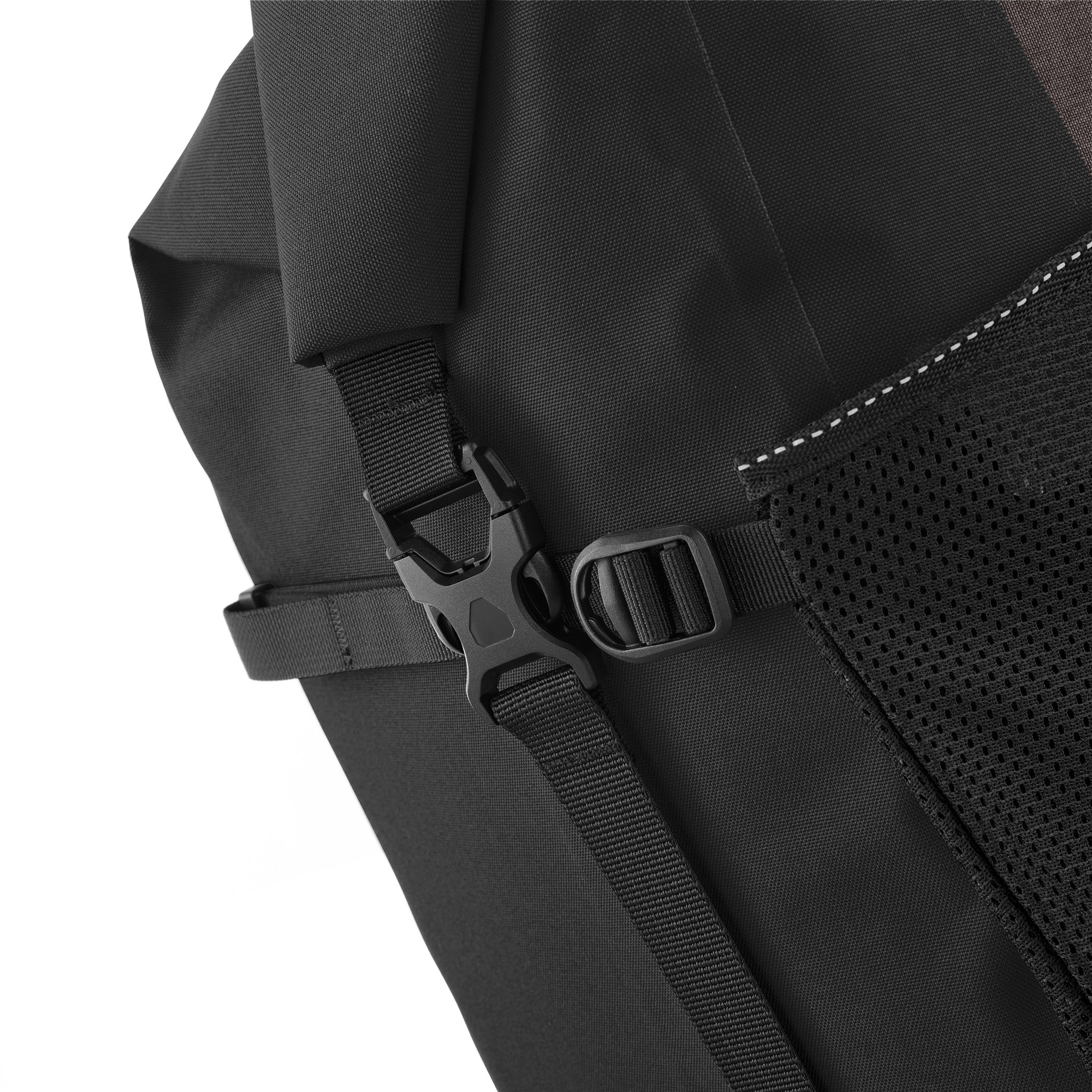 Dettaglio di ORTLIEB Back-Roller XL Plus QL2.2 in granite - black con cinghia e fibbia