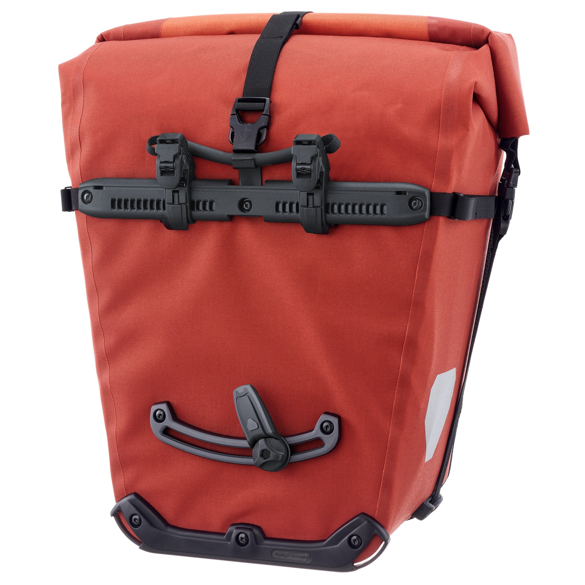 Vista posteriore di ORTLIEB Back-Roller XL Plus QL2.2 in dark chili con sistema di montaggio Quick-Lock2.2