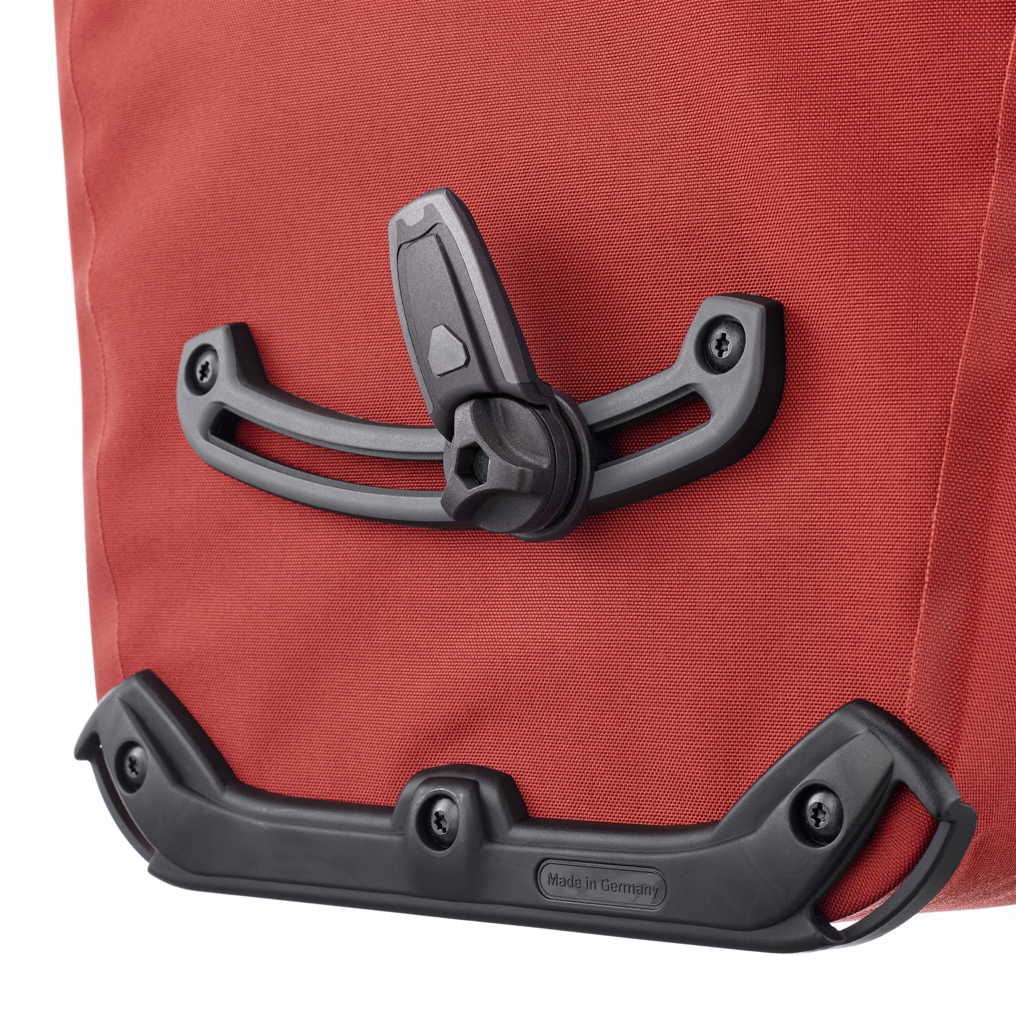 Dettaglio posteriore di ORTLIEB Back-Roller XL Plus QL2.2 in dark chili con sistema Quick-Lock