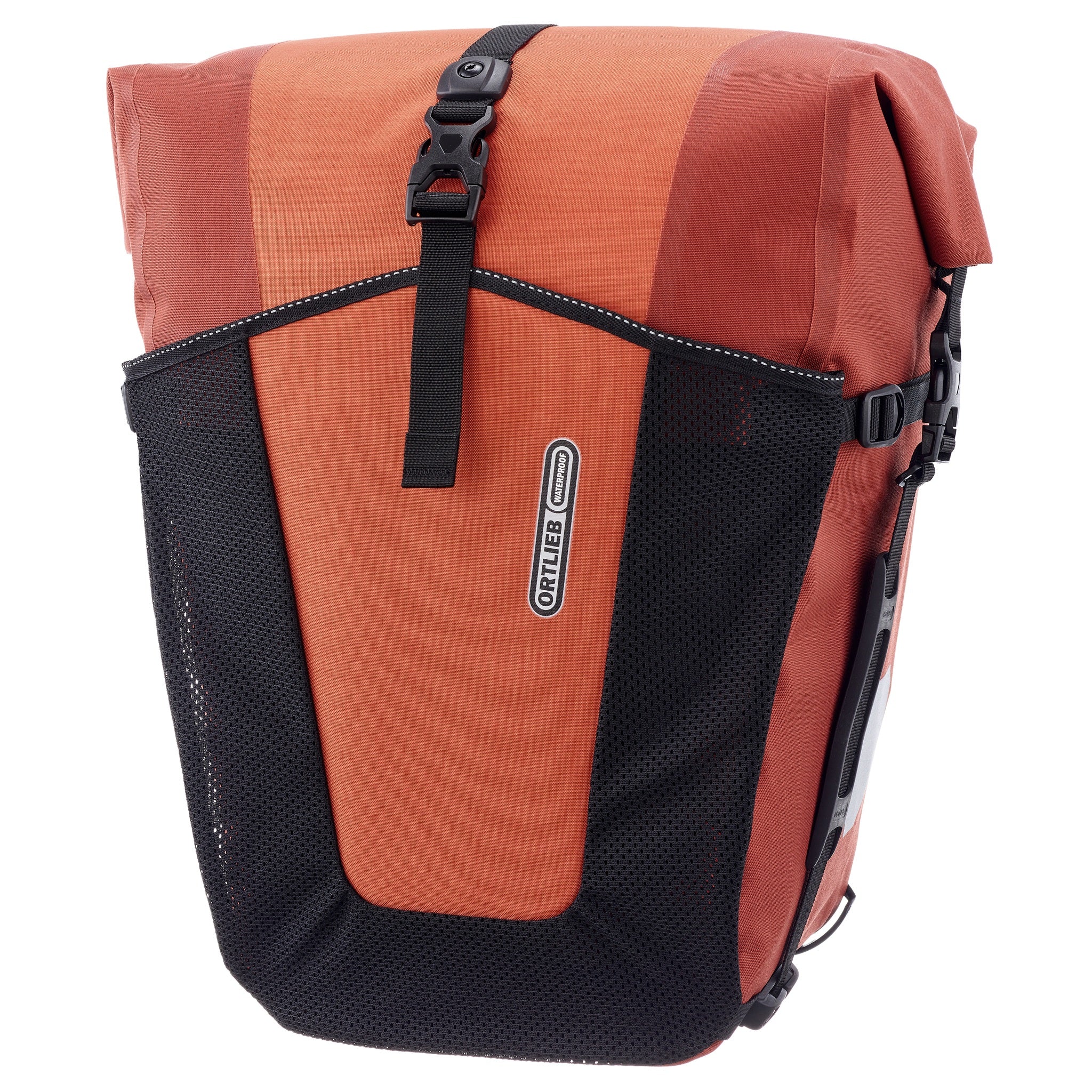 Vista frontale di ORTLIEB Back-Roller XL Plus QL2.2 in dark chili con chiusura arrotolata e tasca a rete