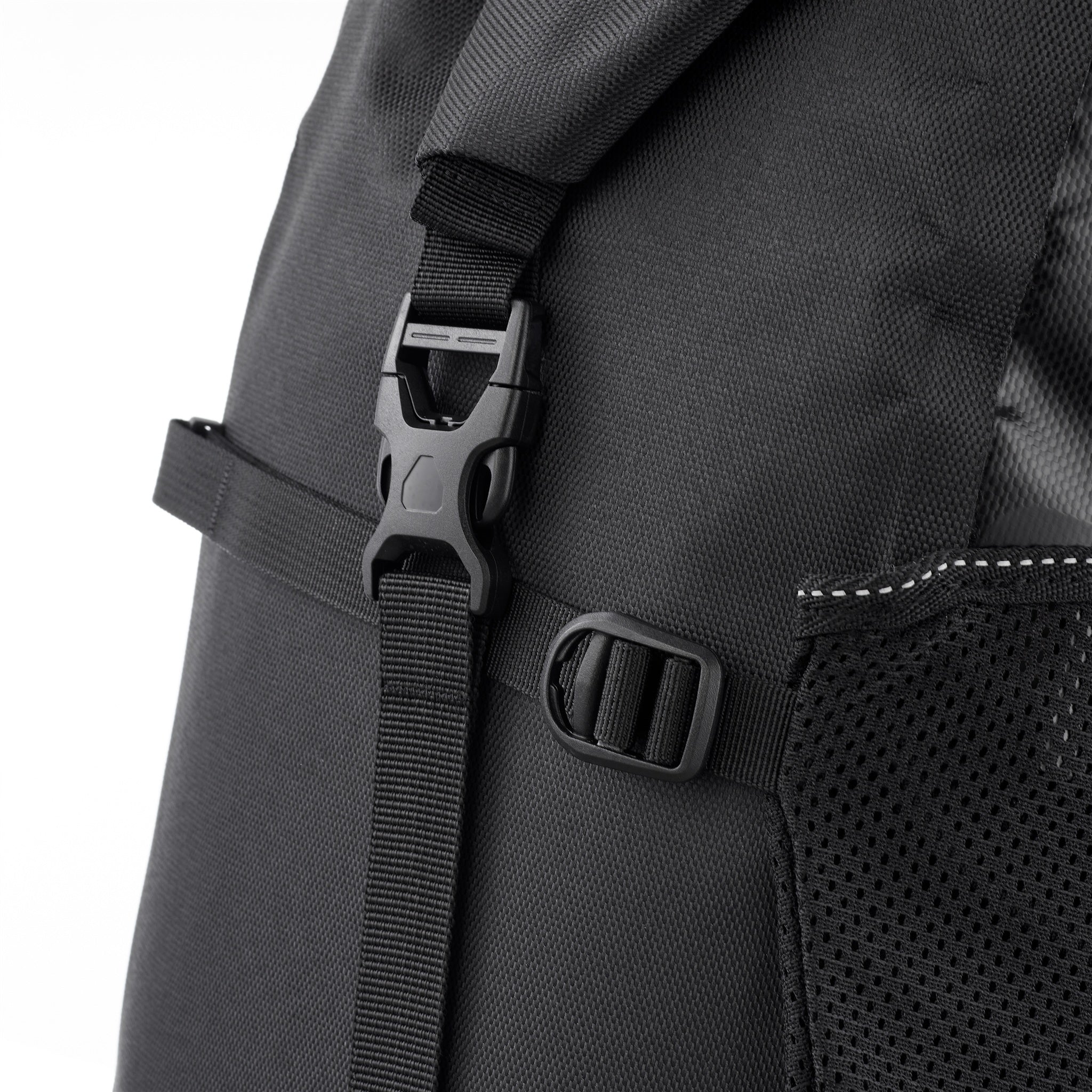 Dettaglio di ORTLIEB Back-Roller XL QL2.2 in asphalt - black con cinghia e fibbia