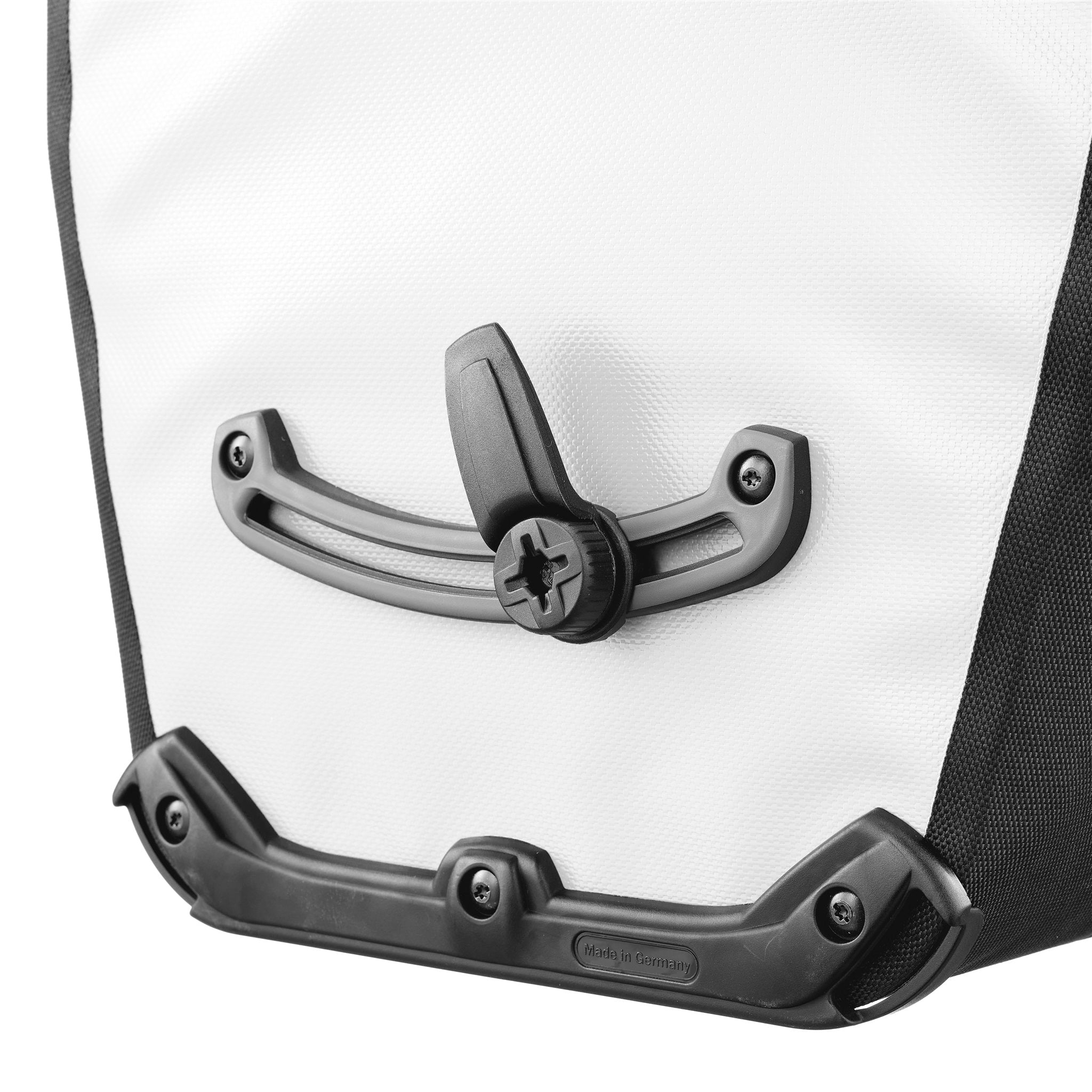 Donna con casco da bici sale le scale con borsa ORTLIEB Back-Roller Design colore design "Morning Routine"