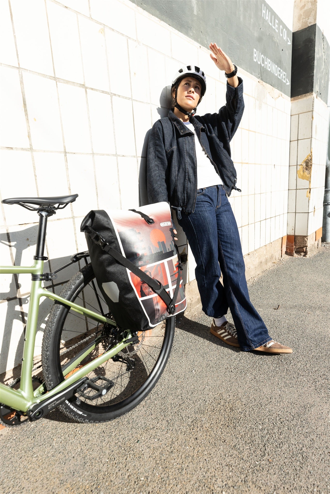 Primo piano della borsa ORTLIEB Back-Roller Design colore design "Morning Routine" con chiusura arrotolata robusta