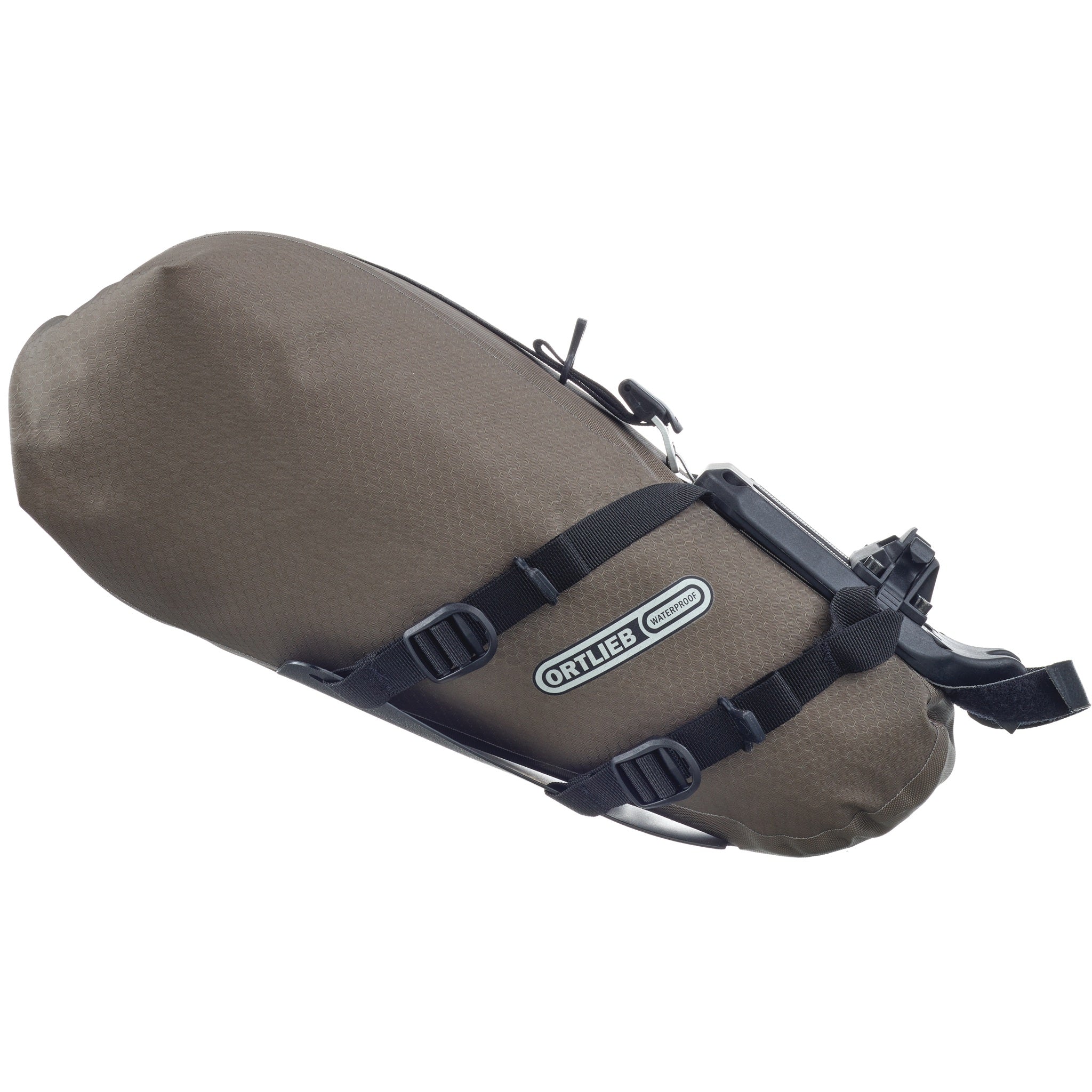 Vista laterale ravvicinata della ORTLIEB Seat-Pack QR dark-sand con cinghie e sistema di montaggio
