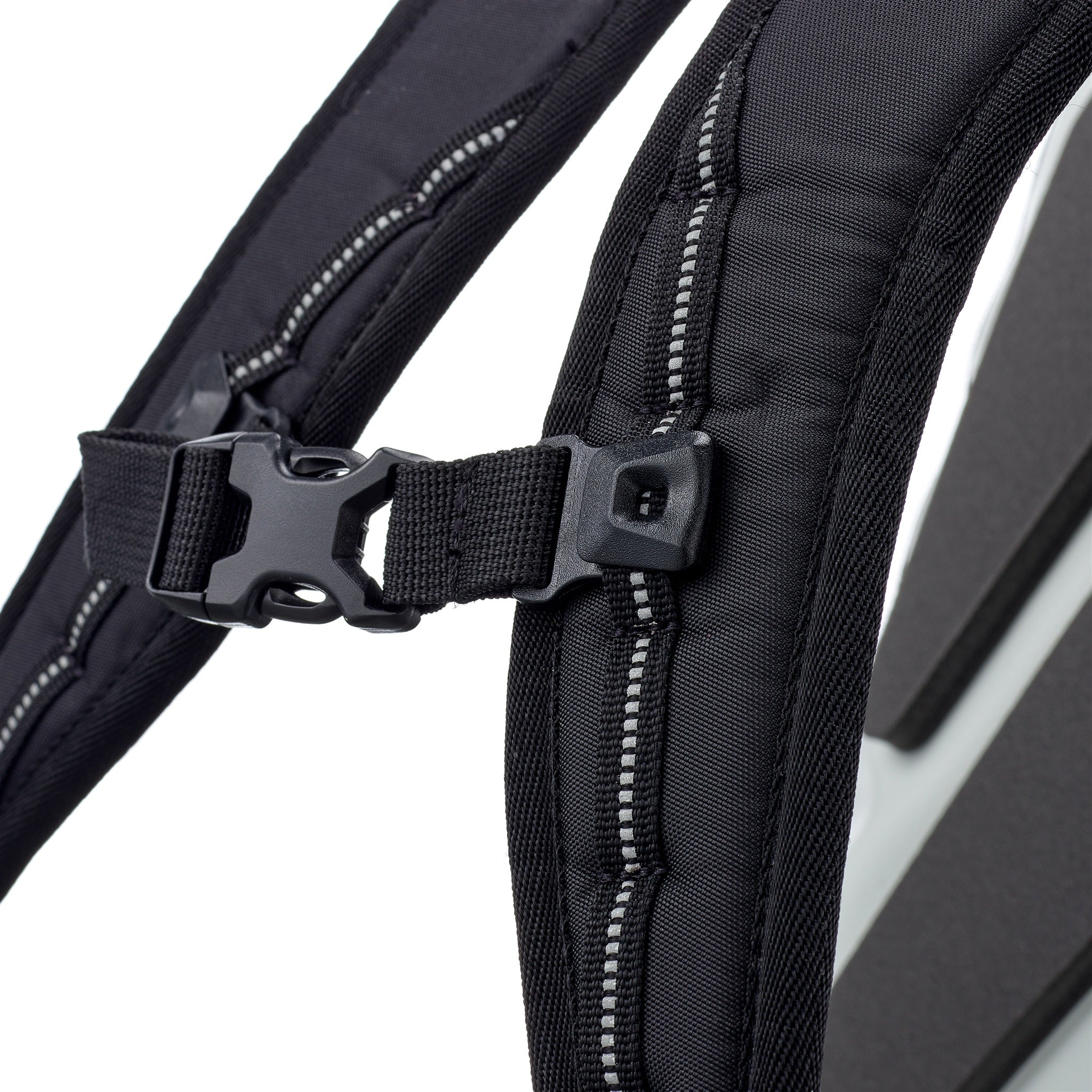 Primo piano della fibbia pettorale con nastro riflettente dello zaino ORTLIEB Velocity Design