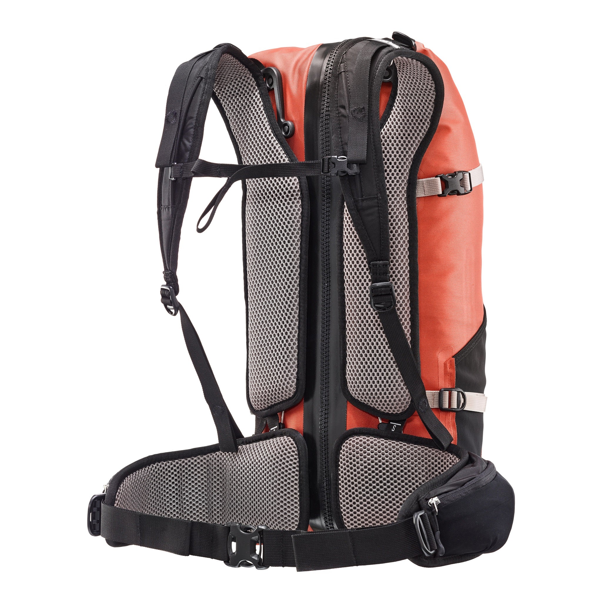 Rückenansicht des wasserdichten ORTLIEB Outdoor-Rucksacks Atrack in der Farbe rooibos mit 25 Litern Volumen, mit atmungsaktiven Mesh-Polstern, höhenverstellbaren Schulterträgern und wasserdichtem Reißverschluss.