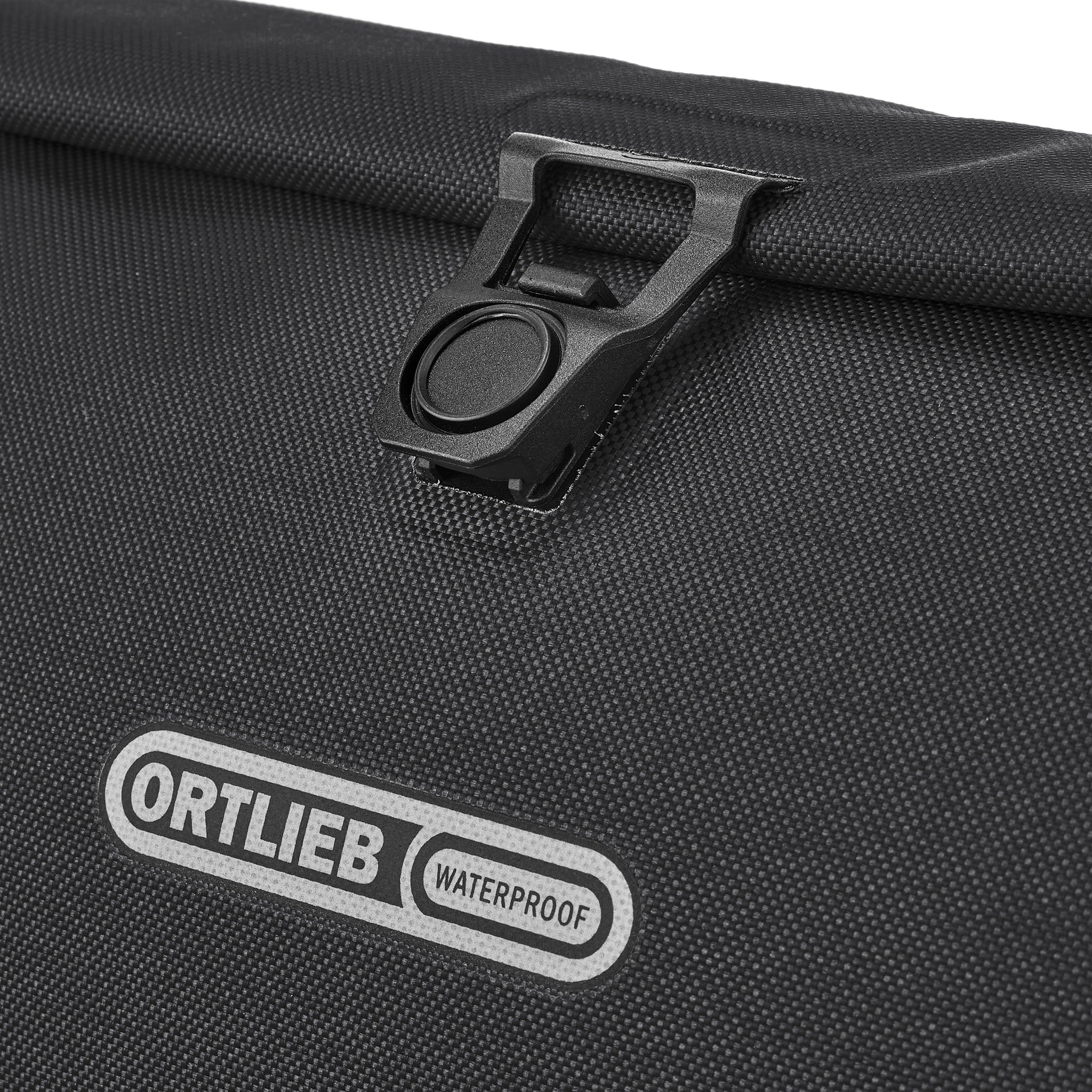 Primo piano della ORTLIEB Velo-Sling Flex color black 2.5 Liter con chiusura magnetica e logo