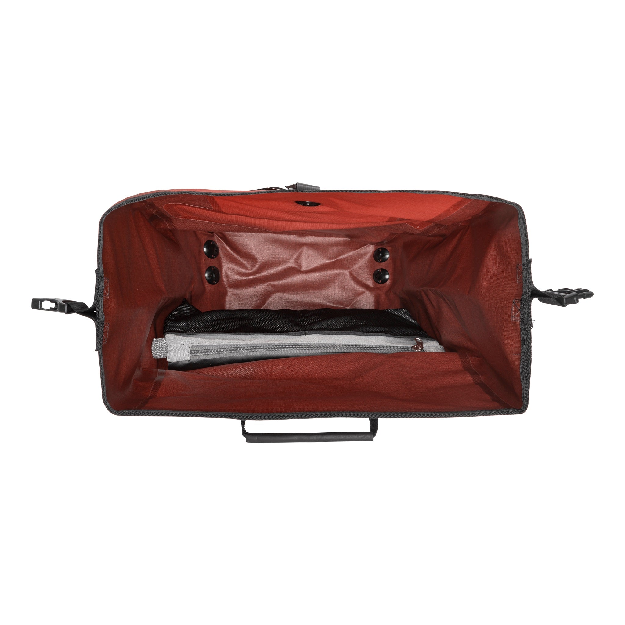 Vista interna di ORTLIEB Back-Roller XL Plus QL2.2 in dark chili con ampio scomparto principale e tasca con zip