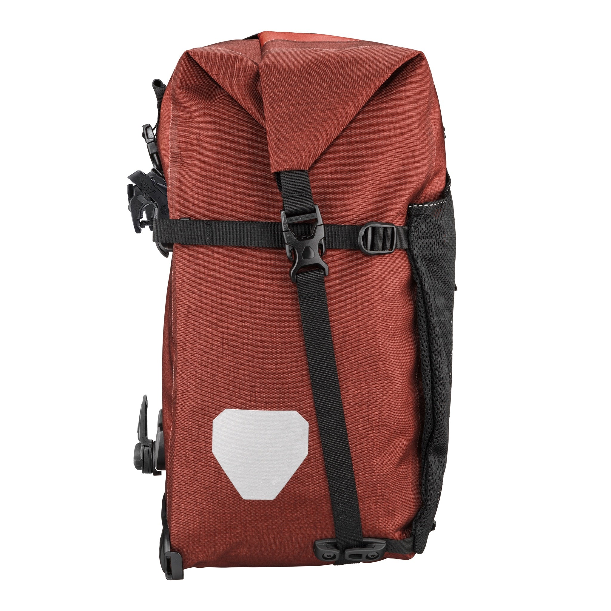 Vista laterale di ORTLIEB Back-Roller XL Plus QL2.2 in dark chili con elemento riflettente e chiusura arrotolata